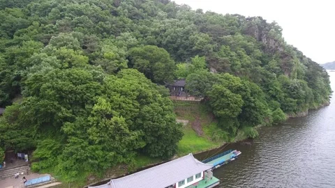 View of the river with mountain	 Video stock 305821933