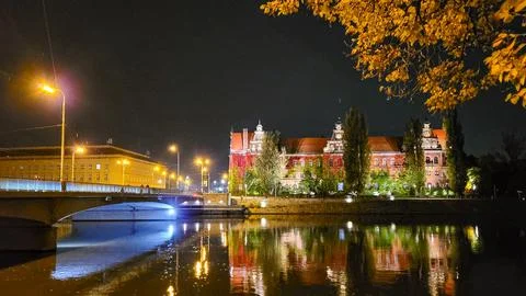 View of the river Oder and the National Museum in the night in Wroclaw, Poland. Foto stock