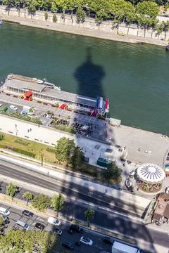 View  to river Seine with shadow of eiffel tower Foto stock
