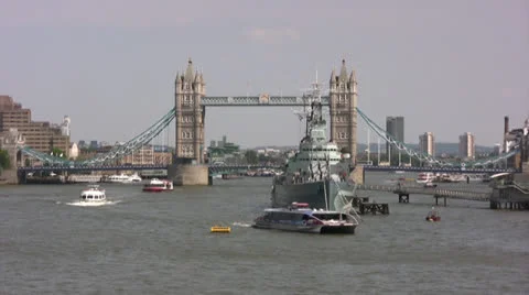 View of the River Thames with boats and Tower Bridge in background Stock-Footage 25993174