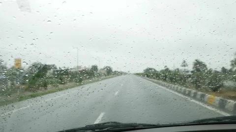 View of road from car windshield with raindrops Vídeo Stock 156954536
