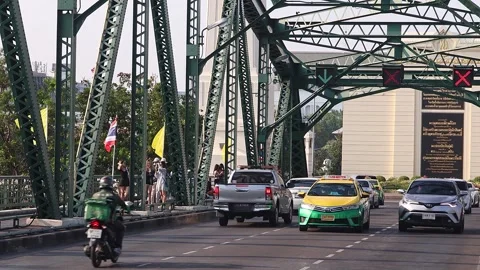 View of road traffic at Phra Phutthayotfa Bridge in Bangkok. Stock Footage 277568547
