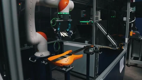 View of robot arm lighting and checking the paint on the guitar, controlling the 库存影片 274762906