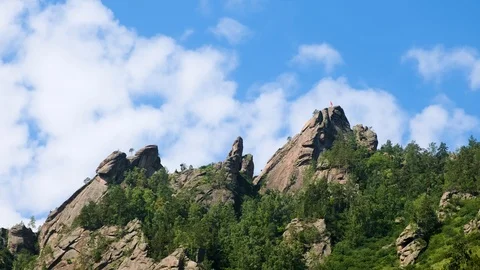 View of rock top, the flying clouds Stock-Footage 112332202