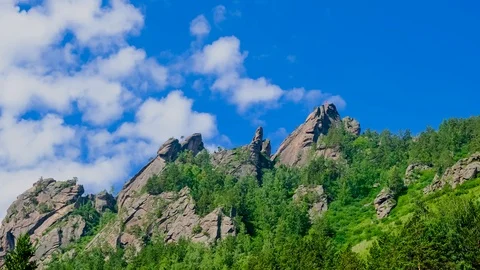 View of rock top, the flying clouds Stock-Footage 112344641