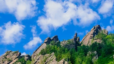 View of rock top, the flying clouds Stock-Footage 112344650