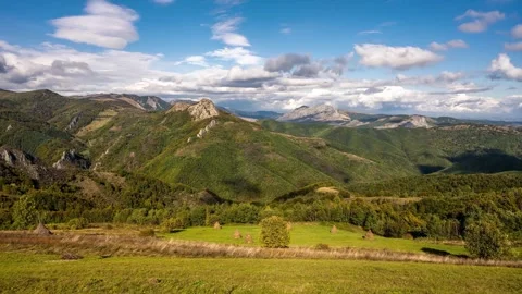 View of rolling green hills and mountains in Romania. 스톡 동영상 333527280