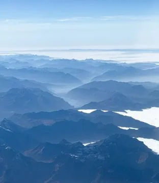 A view of rolling mountains from above the clouds Foto stock