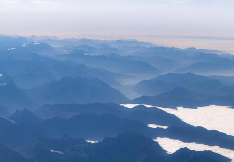 A view of rolling mountains from above the clouds Stockfoto's