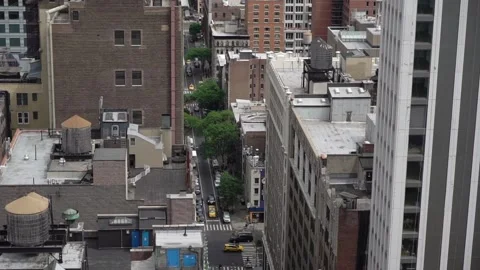 View from rooftop of skyscraper observation deck at New York streets down. 스톡 동영상 159913851