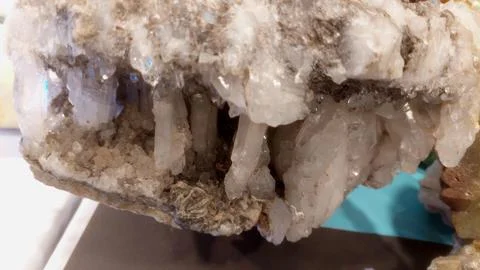 View Of Rough Geode Cavity With Clear Quartz Crystals Stockfoto's