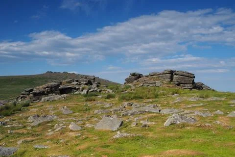 View from Rowtor with West Mill Tor in the background and blue sky, Dartmoor Foto stock