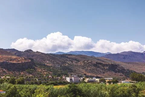 View of rugged mountain landscape with dramatic clouds above coastal plain. Foto stock