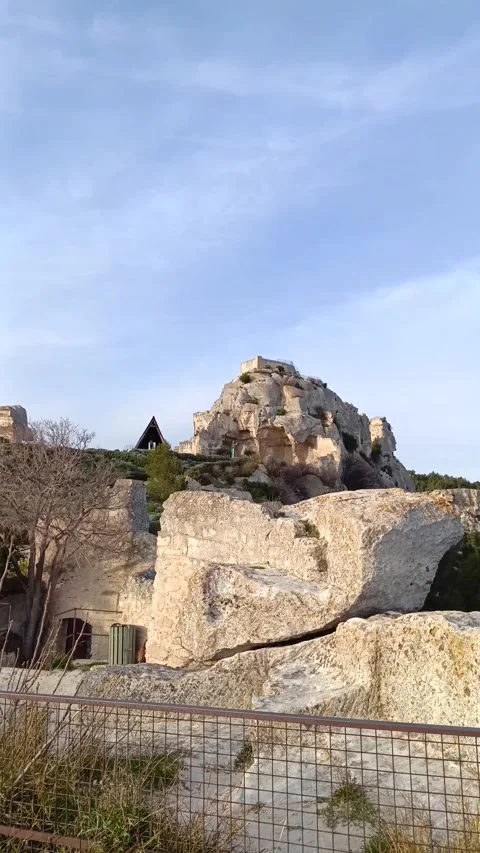 View of the ruins of the castle of Baux de Provence and the Alpilles. Vidéo 270165227