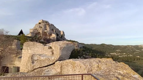 View of the ruins of the castle of Baux de Provence and the Alpilles. Vidéo 270165232