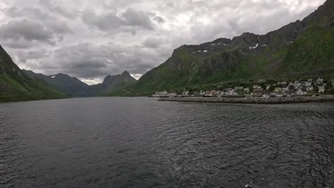 View sailing through Gryllefjord open water with mountain valley in Norway Vidéo 342755802