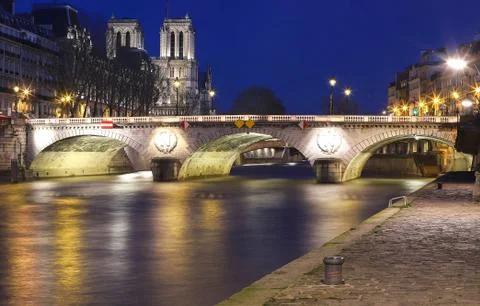 The view of Saint-Michel bridge and the Seine River at night, Paris, France. Foto stock