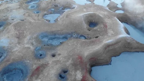 View of Salar de Uyuni with several pools of brine and air bubbles rising throug Stockbeeldmateriaal 125484805