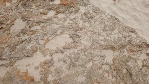 View of sand at the beach in a cloudy day. Arena en un día nublado en la playa. Vidéo 136640963