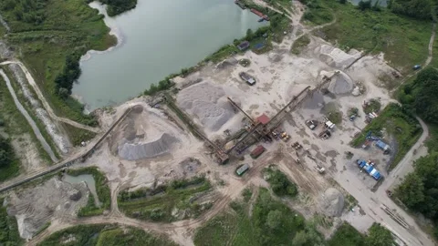 View of sand quarry mining and heavy machinery processing building materials Vídeos de archivo 347864552
