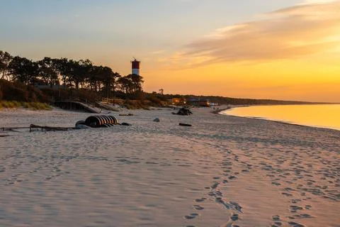 View of sandy beach of Baltic sea on Curonian Spit at sunset. Village Lesnoy. Foto stock