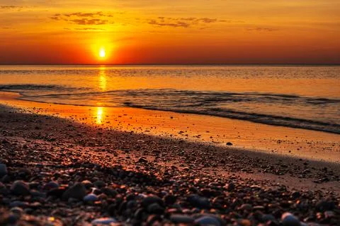 View of sandy beach with pebbles of Baltic Sea on Curonian Spit at sunset. Ka Foto stock