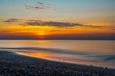 View of sandy beach with pebbles of Baltic Sea on Curonian Spit at sunset. Ka Foto stock