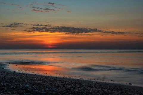 View of sandy beach with pebbles of Baltic Sea on Curonian Spit at sunset. Ka Foto stock