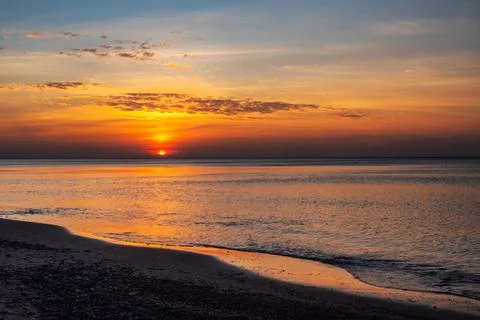 View of sandy beach with pebbles of Baltic Sea on Curonian Spit at sunset. Ka Stock-Fotos