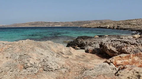 View Of Sea Looking Over Rocks Vidéo 37230804