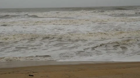 View of sea waves containing white foam striking sea shore Vidéo 191442261