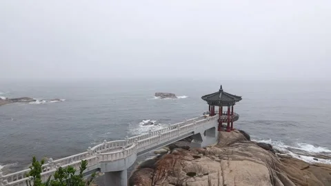 View of the sea with a wooden house Video stock 310152653