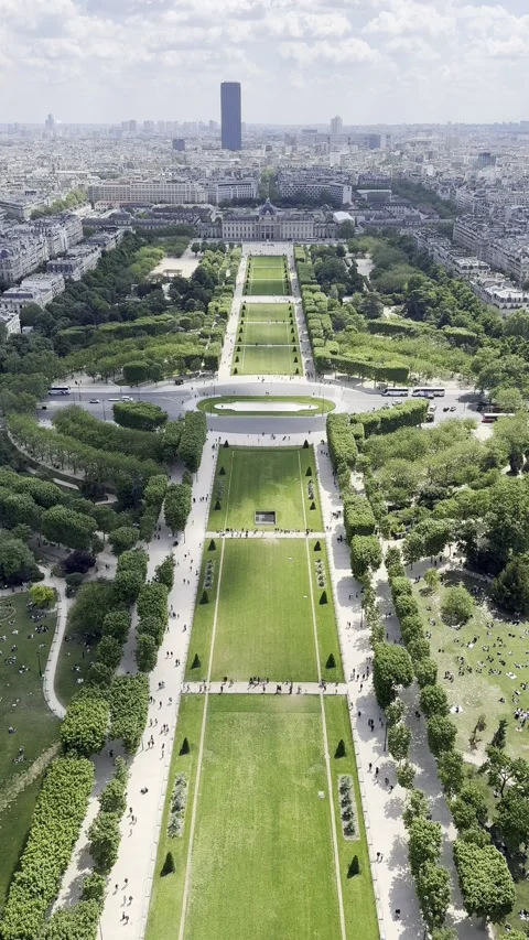 View from second floor of Eiffel Tower overlooking Champ de Mars in Paris, Franc 動画素材 337196785