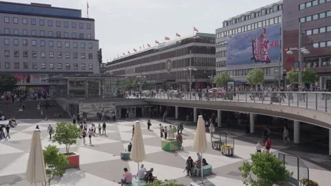 View of Sergel square on a sunny summer day. Stockholm, Sweden - June 21, 2025 Vidéo 338086911