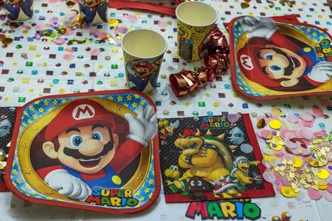 View of served table with Mario theme decoration prepared for child party. Foto stock