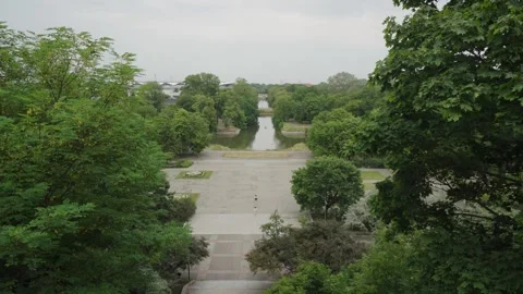View of several ponds in Warsaw's ancient park on a cloudy summer day Vídeos de archivo 331459256