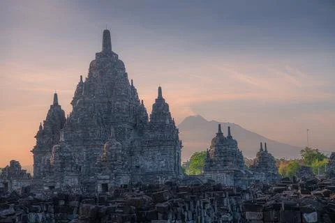 View of Sewu temple or called Candi Sewu at sunset with Merapi volcano on bac Foto stock