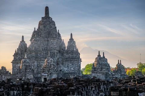 View of Sewu temple or called Candi Sewu at sunset with Merapi volcano on b.. Foto stock