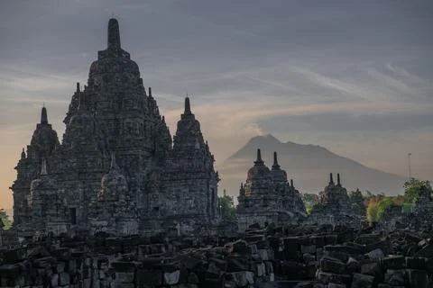 View of Sewu temple or called Candi Sewu at sunset with Merapi volcano on b.. Foto stock