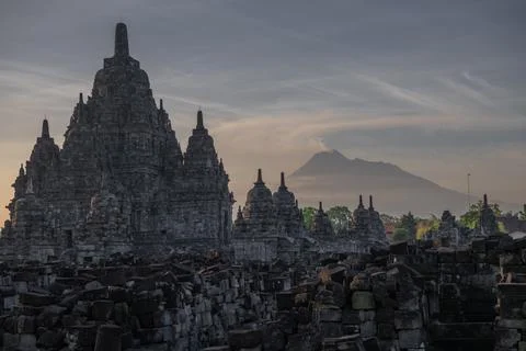 View of Sewu temple or called Candi Sewu at sunset with Merapi volcano on b.. Foto stock