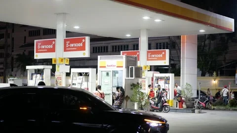 View of Shell petro station in phuket old town area with many cars took ser.. Video stock 289813397