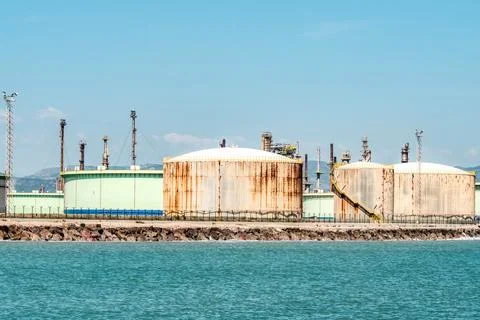 View from a ship of a group of storage tanks accumulating strategic oil Fotos de archivo