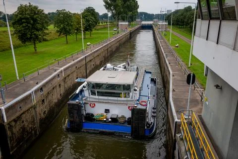 View on a ship in a sluice in the river 'the Maas" Foto stock