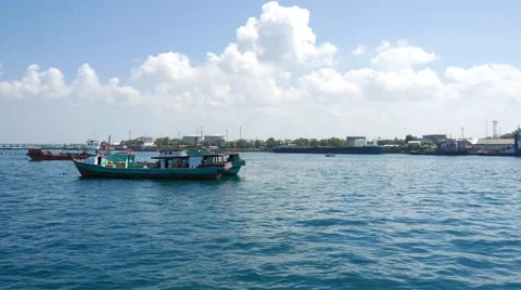 View from the ship's ship. The camera turns to show a view of the marina. 库存影片 64627926