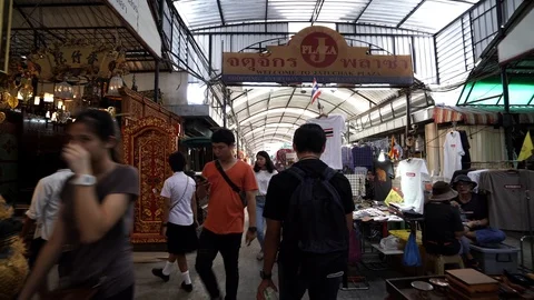 View of shops in Chatuchak Market with crowds visiting. Stock Footage 101538194
