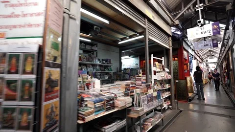 View of shops in Chatuchak Market with crowds visiting. Stock Footage 101538640