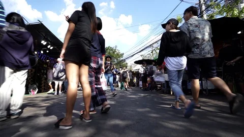 View of shops in Chatuchak Market with crowds visiting. Stock Footage 101557944