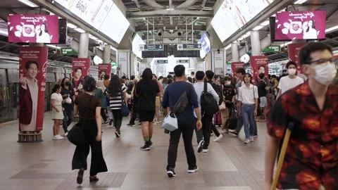 View on Siam SkyTrain station platform with crowded of passenger changing train  Video stock 283055778