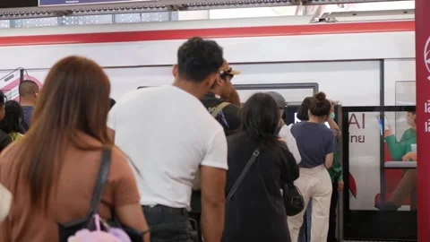 View on Siam SkyTrain station platform with crowded of passenger waiting to.. Stock Footage 289815200