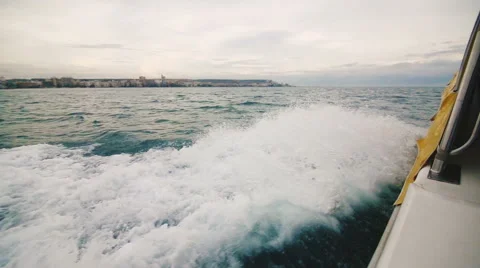 View from side of moving  boat Vídeo Stock 58952442